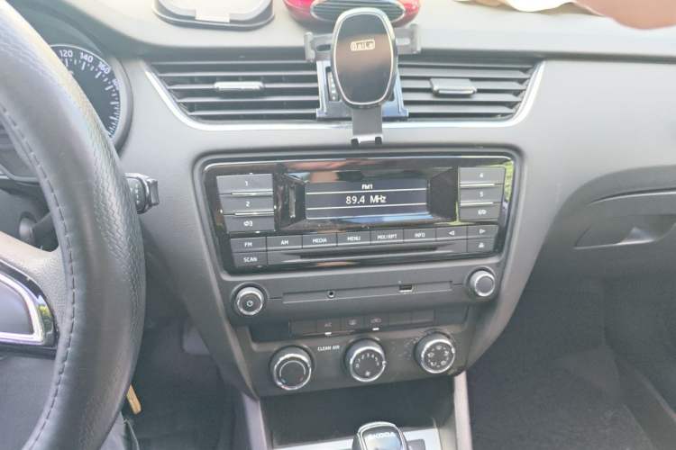 Used Skoda Octavia 2015 1.6L Automatic Yijie Edition Audio And AC Panel