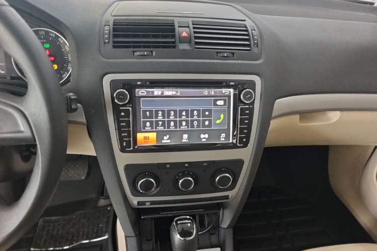 Used Skoda Octavia 2015 Classic Model 1.6L Automatic Yijie Version Audio And AC Panel