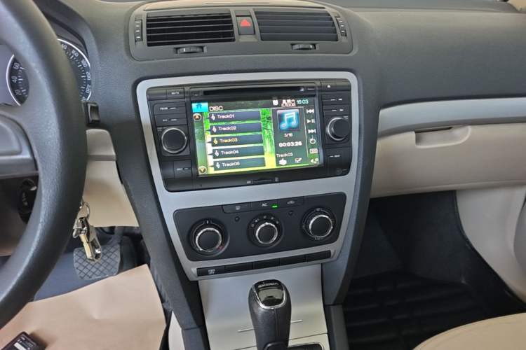Used Skoda Octavia 2015 Classic Model 1.6L Automatic Yijie Version Audio And AC Panel