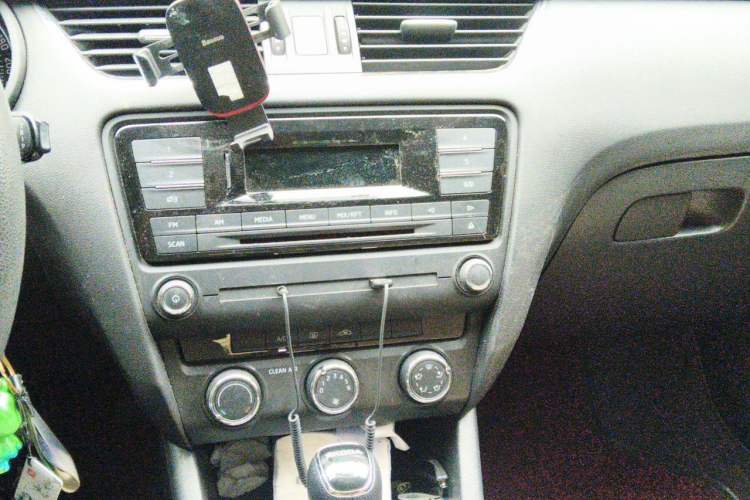 Used Skoda Octavia 2015 1.6L Automatic Yijie Edition Audio And AC Panel