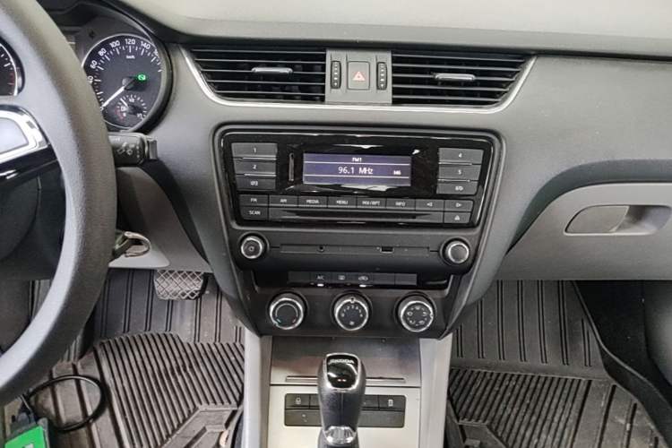Used Skoda Octavia 2015 1.6L Automatic Yijie Edition Audio And AC Panel