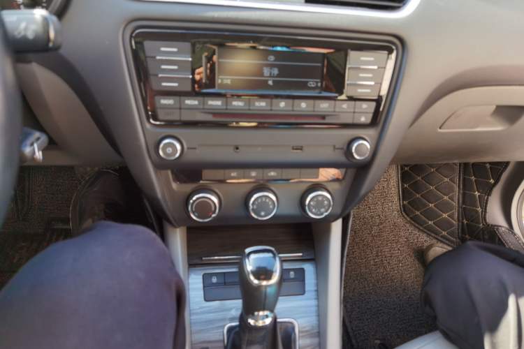 Used Skoda Octavia 2015 1.6L Automatic Yijun Edition Audio And AC Panel