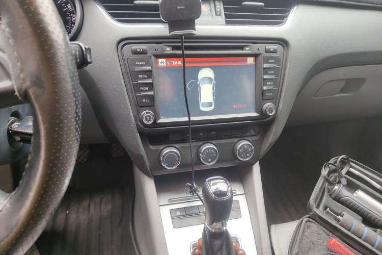 Used Skoda Octavia 2015 1.6L Automatic Yijie Edition Audio And AC Panel