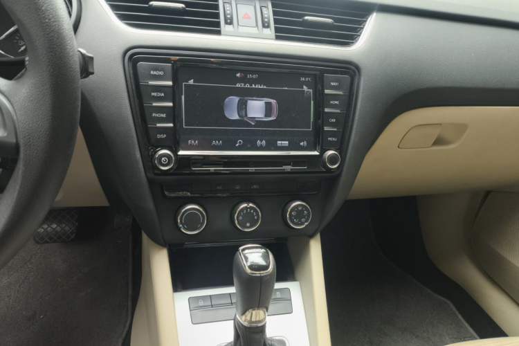 Used Skoda Octavia 2015 1.6L Automatic Yijie Edition Audio And AC Panel