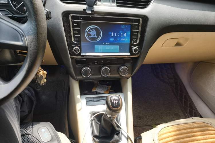 Used Skoda Octavia 2015 1.6L Manual Yijie Edition Audio And AC Panel