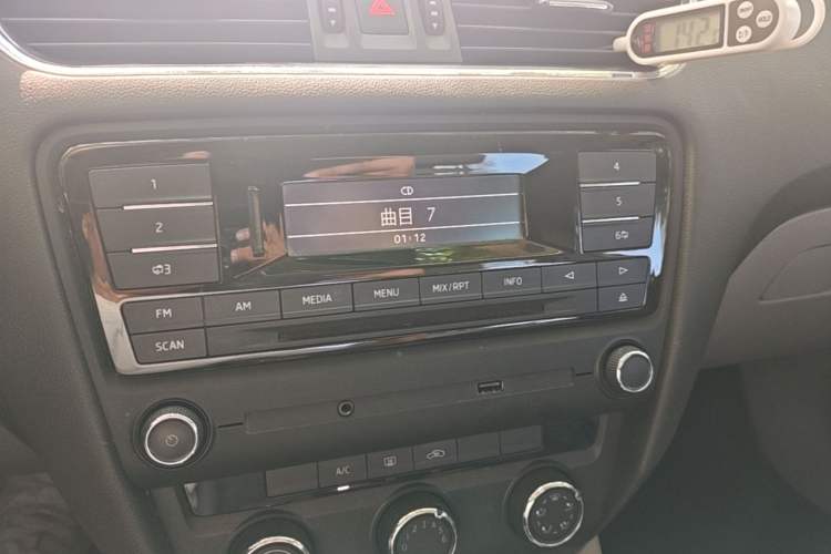 Used Skoda Octavia 2015 1.6L Manual Yijie Edition Audio And AC Panel