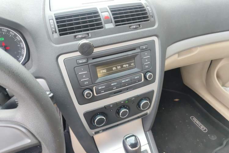 Used Skoda Octavia 2015 Classic Model 1.6L Automatic Yijie Version Audio And AC Panel