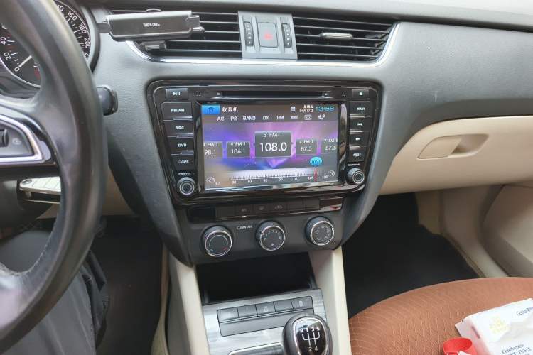 Used Skoda Octavia 2015 1.6L Manual Yijun Edition Audio And AC Panel