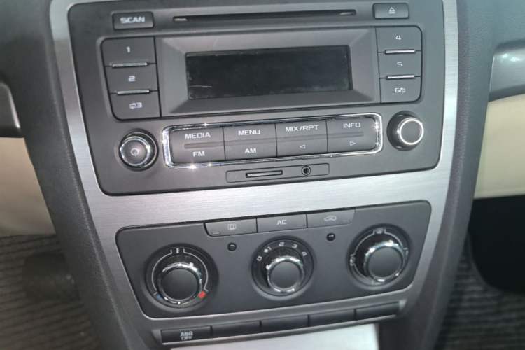 Used Skoda Octavia 2015 Classic Model 1.6L Automatic Yijie Version Audio And AC Panel