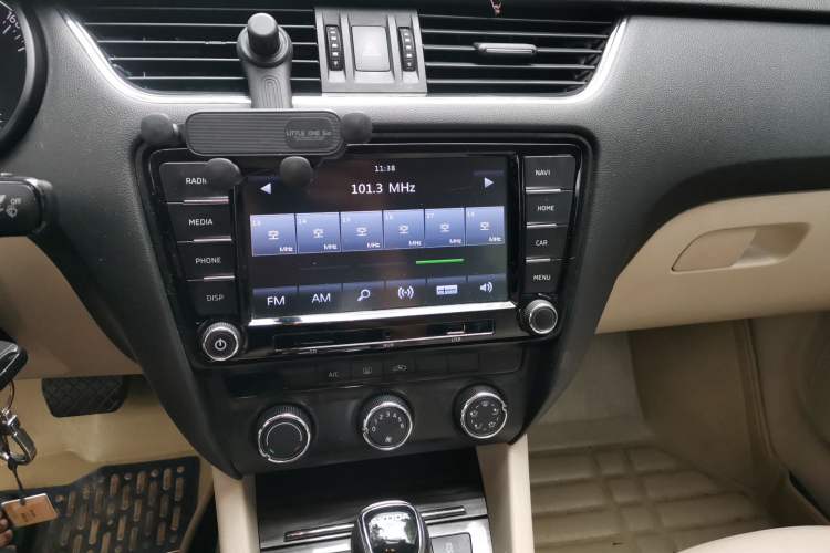 Used Skoda Octavia 2015 1.6L Automatic Yijie Edition Audio And AC Panel