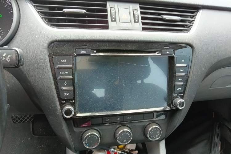 Used Skoda Octavia 2015 1.4TSI DSG Yijun Edition Audio And AC Panel