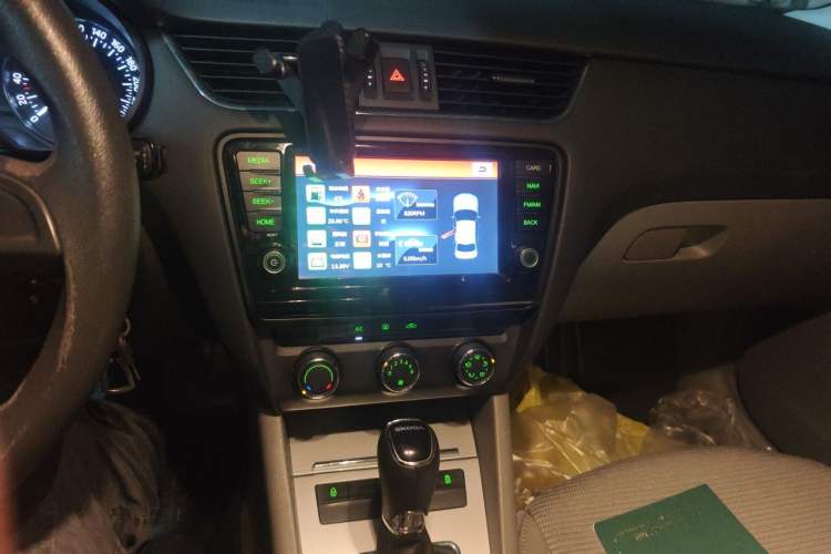 Used Skoda Octavia 2015 1.6L Automatic Yijie Edition Audio And AC Panel
