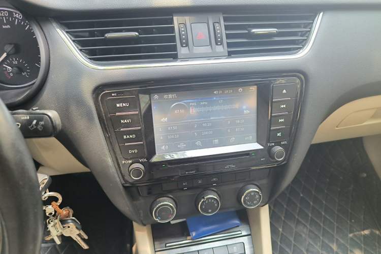 Used Skoda Octavia 2015 1.6L Manual Yijun Edition Audio And AC Panel