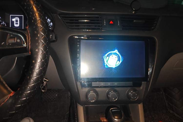 Used Skoda Octavia 2015 1.6L Automatic Yijun Edition Audio And AC Panel