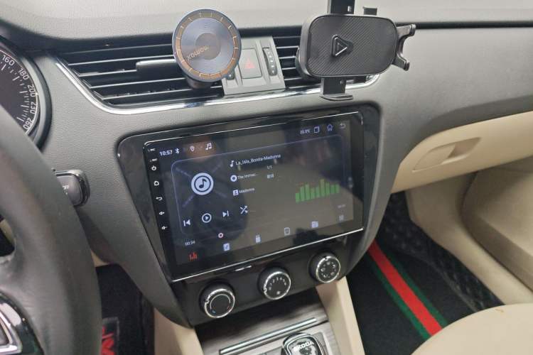 Used Skoda Octavia 2015 1.6L Automatic Yijun Edition Audio And AC Panel