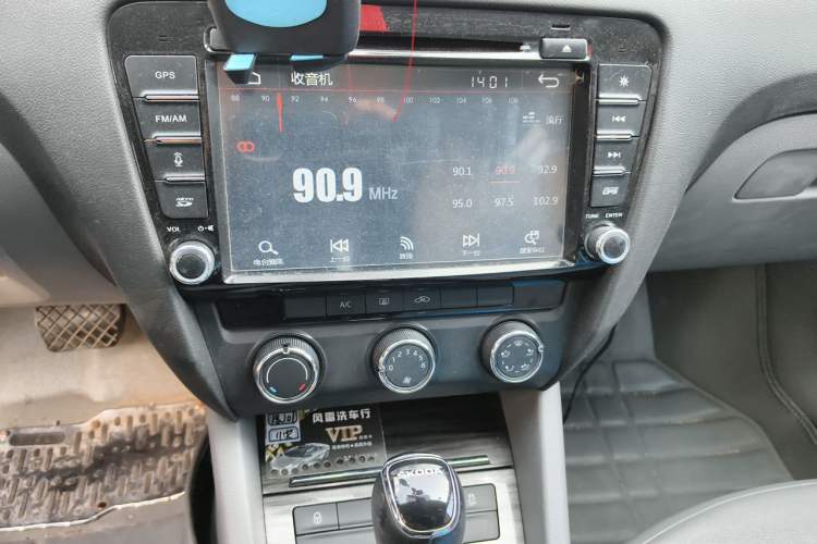 Used Skoda Octavia 2015 1.6L Automatic Yijun Edition Audio And AC Panel