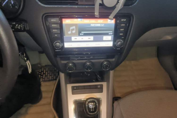 Used Skoda Octavia 2015 1.6L Manual Yijie Edition Audio And AC Panel