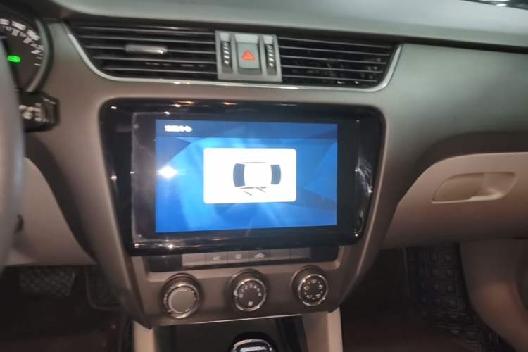 Used Skoda Octavia 2015 1.6L Automatic Yijie Edition Audio And AC Panel