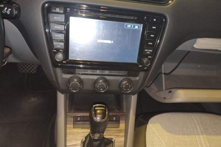 Used Skoda Octavia 2015 1.6L Automatic Yijun Edition Audio And AC Panel