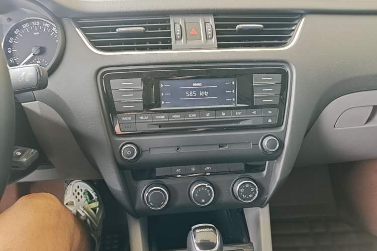 Used Skoda Octavia 2015 1.6L Automatic Yijun Edition Audio And AC Panel