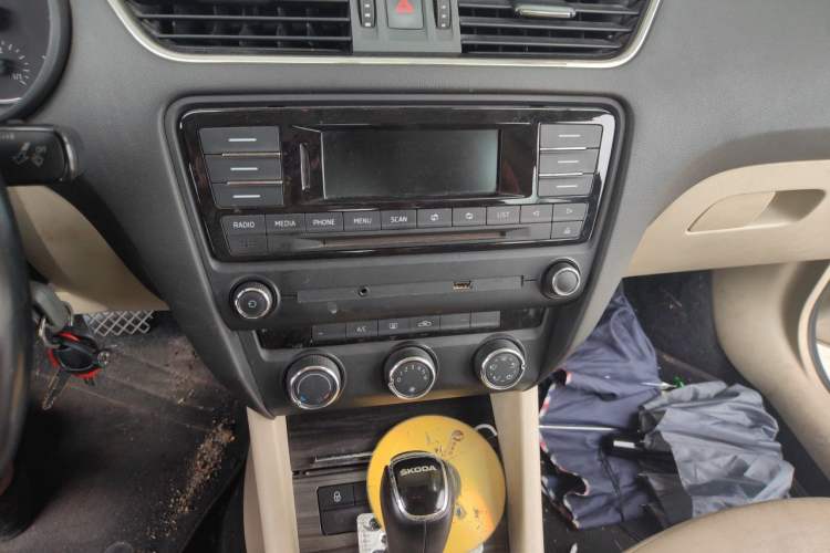 Used Skoda Octavia 2015 1.6L Automatic Yijun Edition Audio And AC Panel