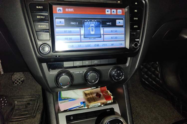 Used Skoda Octavia 2015 1.6L Manual Yijie Edition Audio And AC Panel