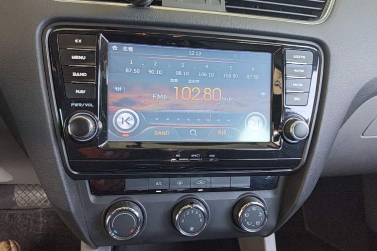 Used Skoda Octavia 2015 1.6L Automatic Yijun Edition Audio And AC Panel