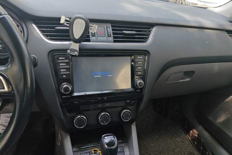 Used Skoda Octavia 2015 1.6L Automatic Yijun Edition Audio And AC Panel