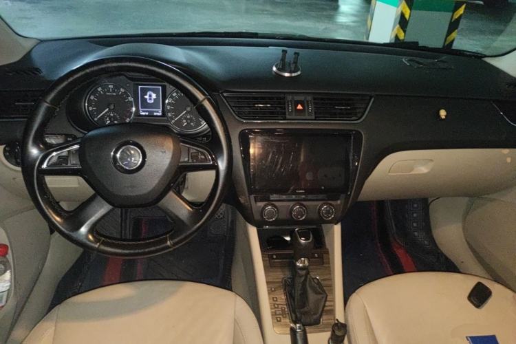 Used Skoda Octavia 2015 1.6L Automatic Yijun Edition Center Console