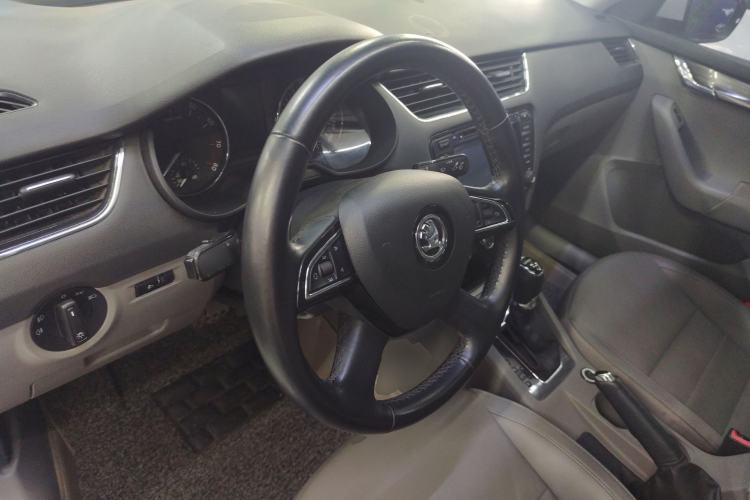 Used Skoda Octavia 2015 1.6L Automatic Yijun Edition Center Console