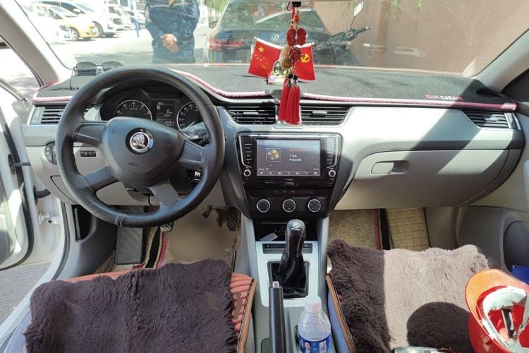 Used Skoda Octavia 2015 1.6L Manual Yijie Edition Center Console