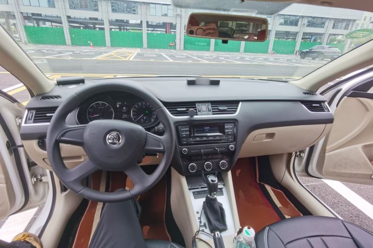 Used Skoda Octavia 2015 1.6L Automatic Yijun Edition Center Console