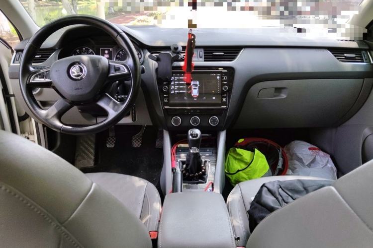 Used Skoda Octavia 2015 1.6L Manual Yijun Edition Center Console