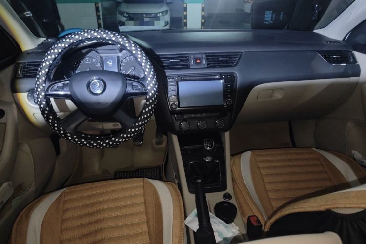 Used Skoda Octavia 2015 1.6L Manual Yijun Edition Center Console