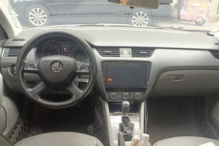 Used Skoda Octavia 2015 1.6L Automatic Yijie Edition Center Console