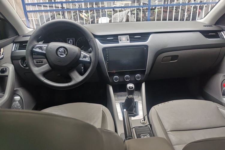 Used Skoda Octavia 2015 1.6L Manual Yijun Edition Center Console