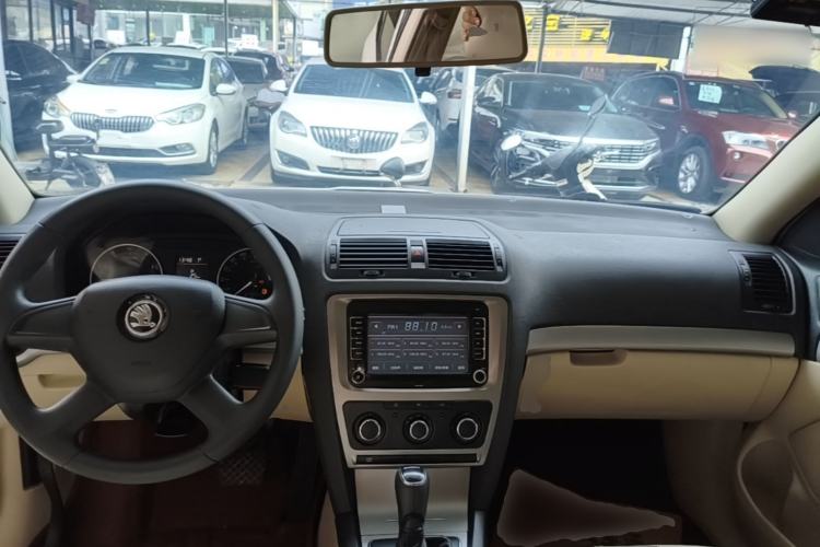 Used Skoda Octavia 2015 Classic Model 1.6L Automatic Yijie Version Center Console