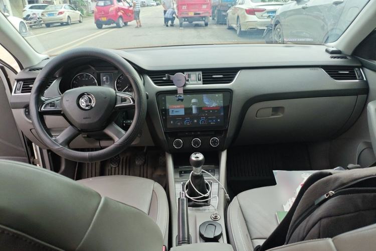 Used Skoda Octavia 2015 1.6L Manual Yijun Edition Center Console