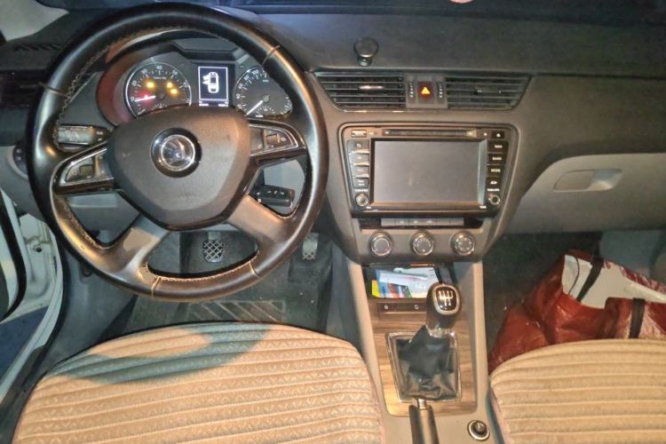 Used Skoda Octavia 2015 1.6L Manual Yijun Edition Center Console
