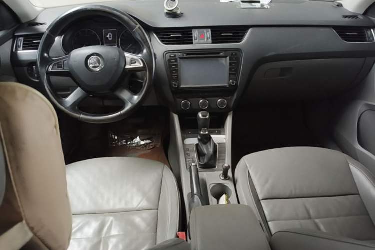 Used Skoda Octavia 2015 1.6L Automatic Yijun Edition Center Console