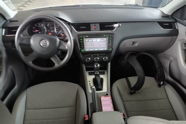 Used Skoda Octavia 2015 1.6L Automatic Yijie Edition Center Console