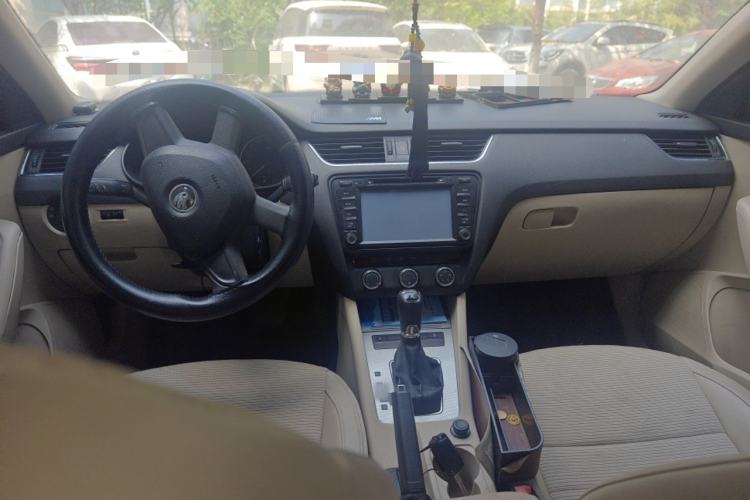 Used Skoda Octavia 2015 1.6L Automatic Yijie Edition Center Console