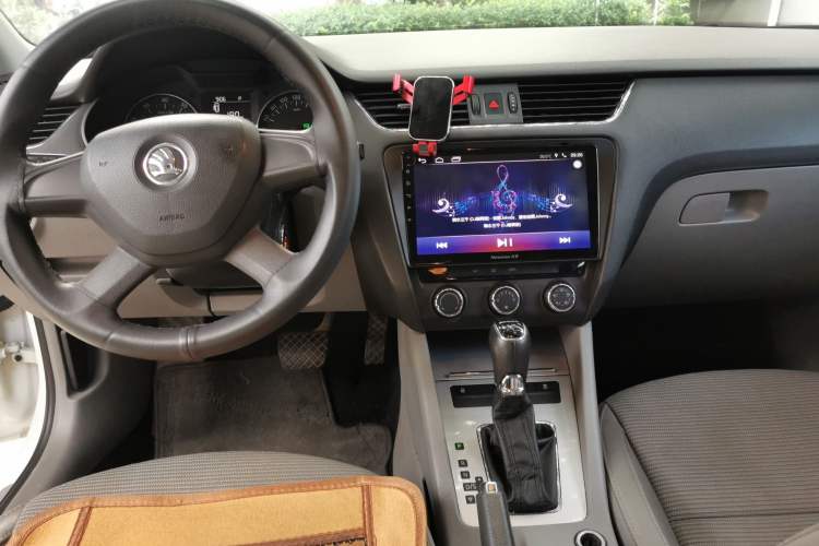 Used Skoda Octavia 2015 1.6L Automatic Yijie Edition Center Console