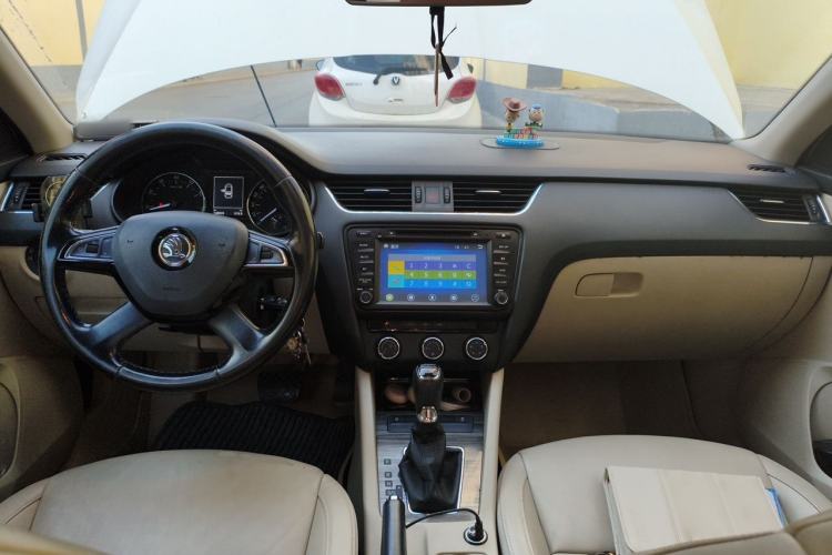 Used Skoda Octavia 2015 1.6L Automatic Yijie Edition Center Console