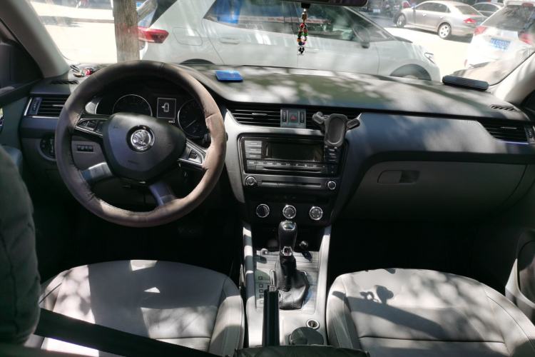 Used Skoda Octavia 2015 1.4TSI DSG Yijun Edition Center Console