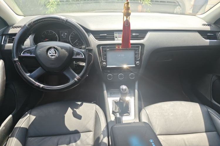 Used Skoda Octavia 2015 1.6L Manual Yijun Edition Center Console