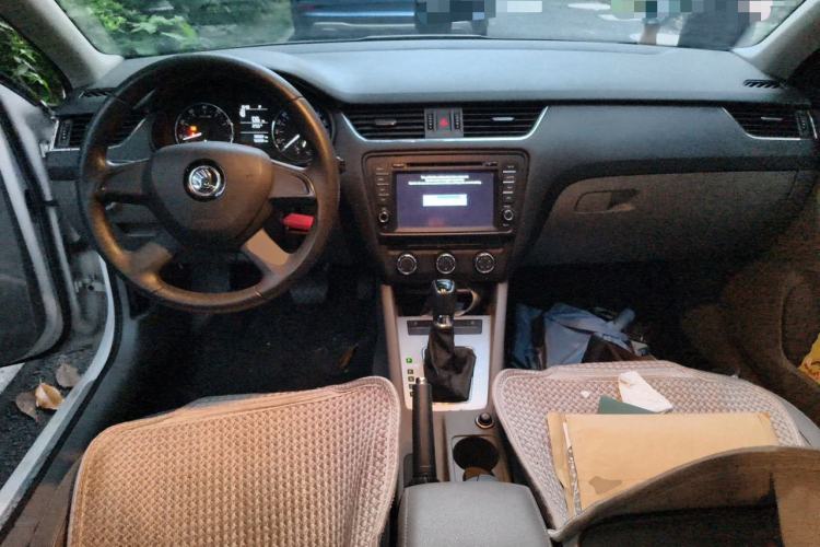Used Skoda Octavia 2015 1.6L Automatic Yijie Edition Center Console