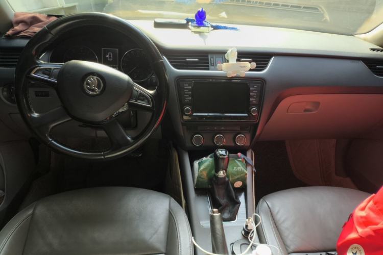 Used Skoda Octavia 2015 1.6L Automatic Yijun Edition Center Console
