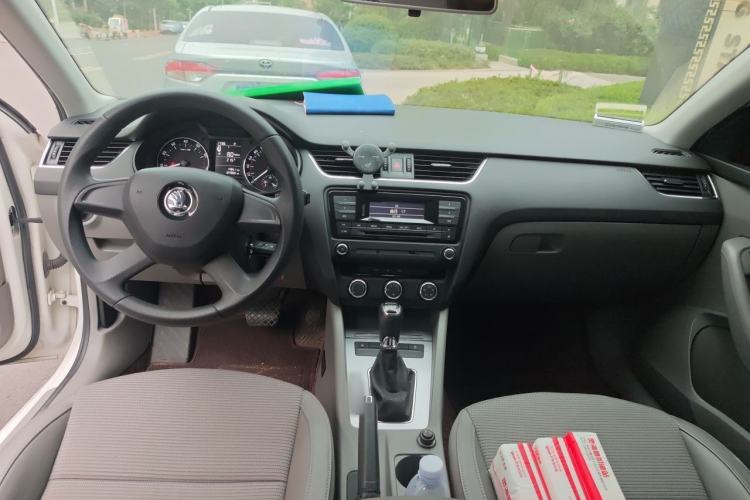 Used Skoda Octavia 2015 1.6L Automatic Yijie Edition Center Console