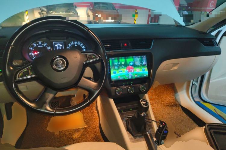 Used Skoda Octavia 2015 1.6L Manual Yijun Edition Center Console